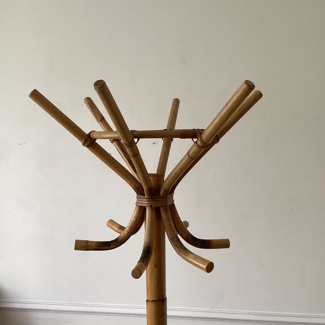 Porte-manteau perroquet en rotin