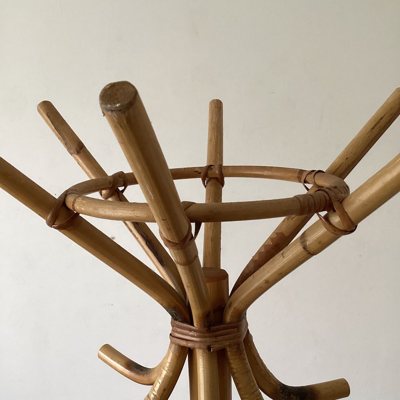 Porte-manteau perroquet en rotin