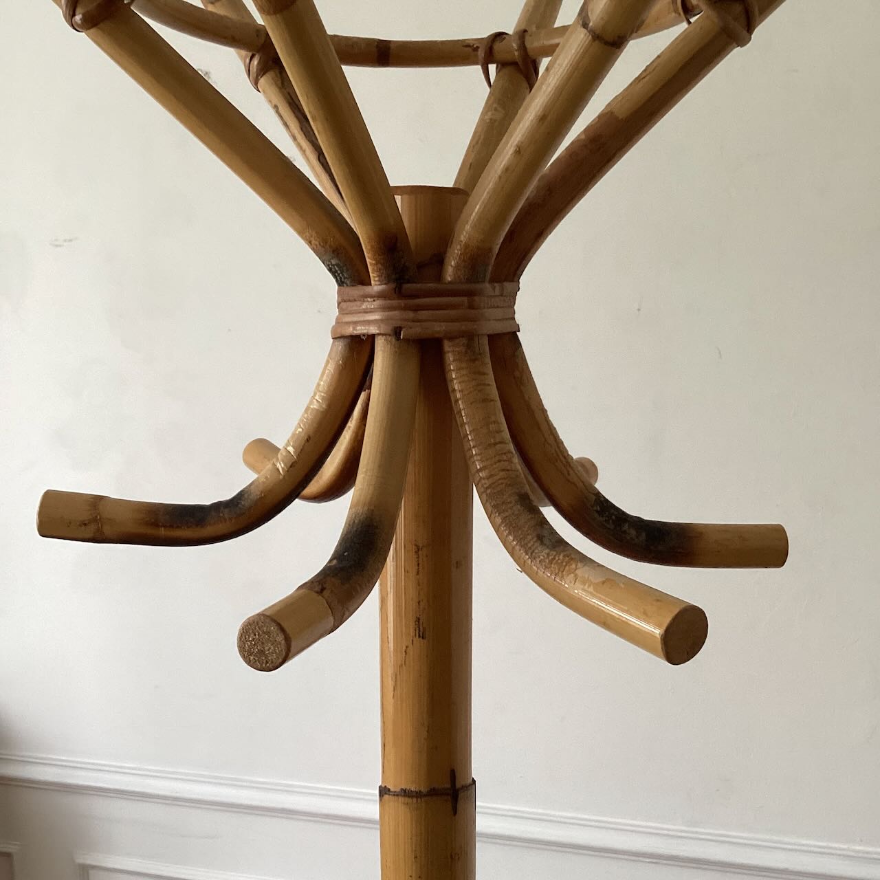 Porte-manteau perroquet en rotin
