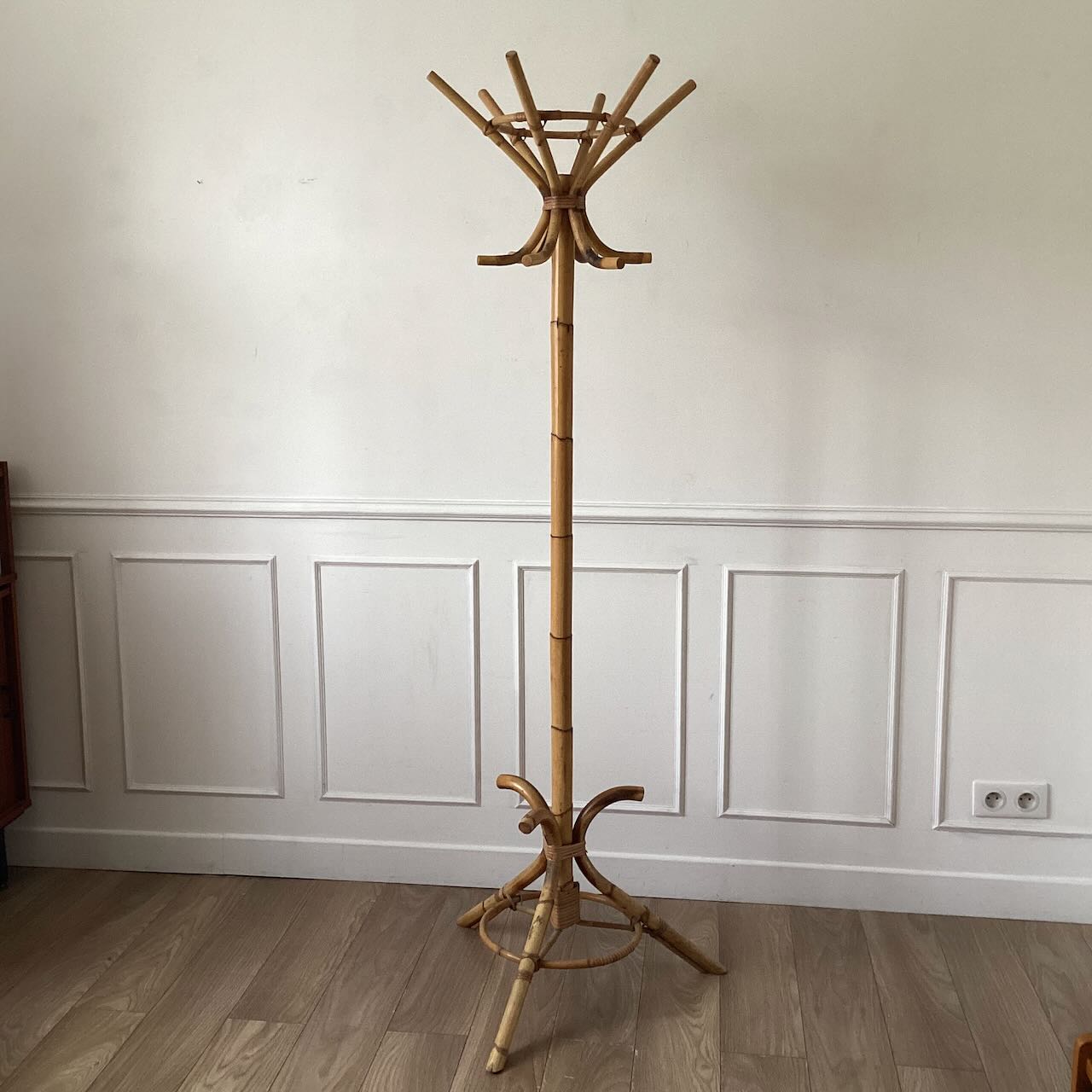 Porte-manteau perroquet en rotin