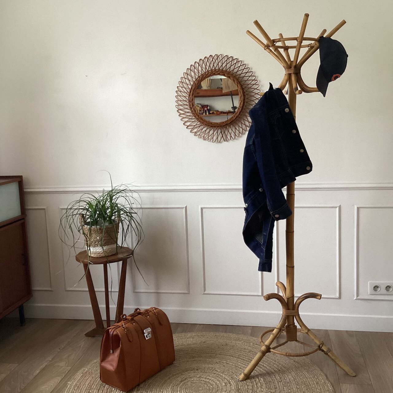 Porte-manteau perroquet en rotin