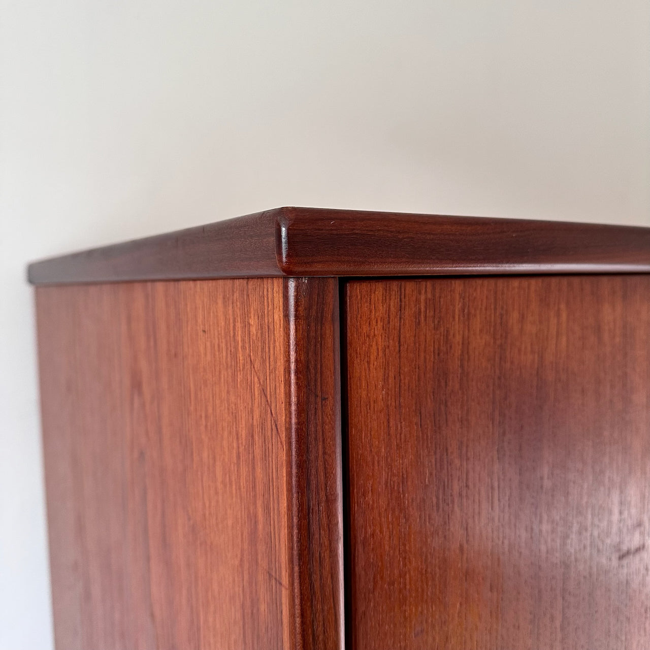 Armoire en teck scandinave