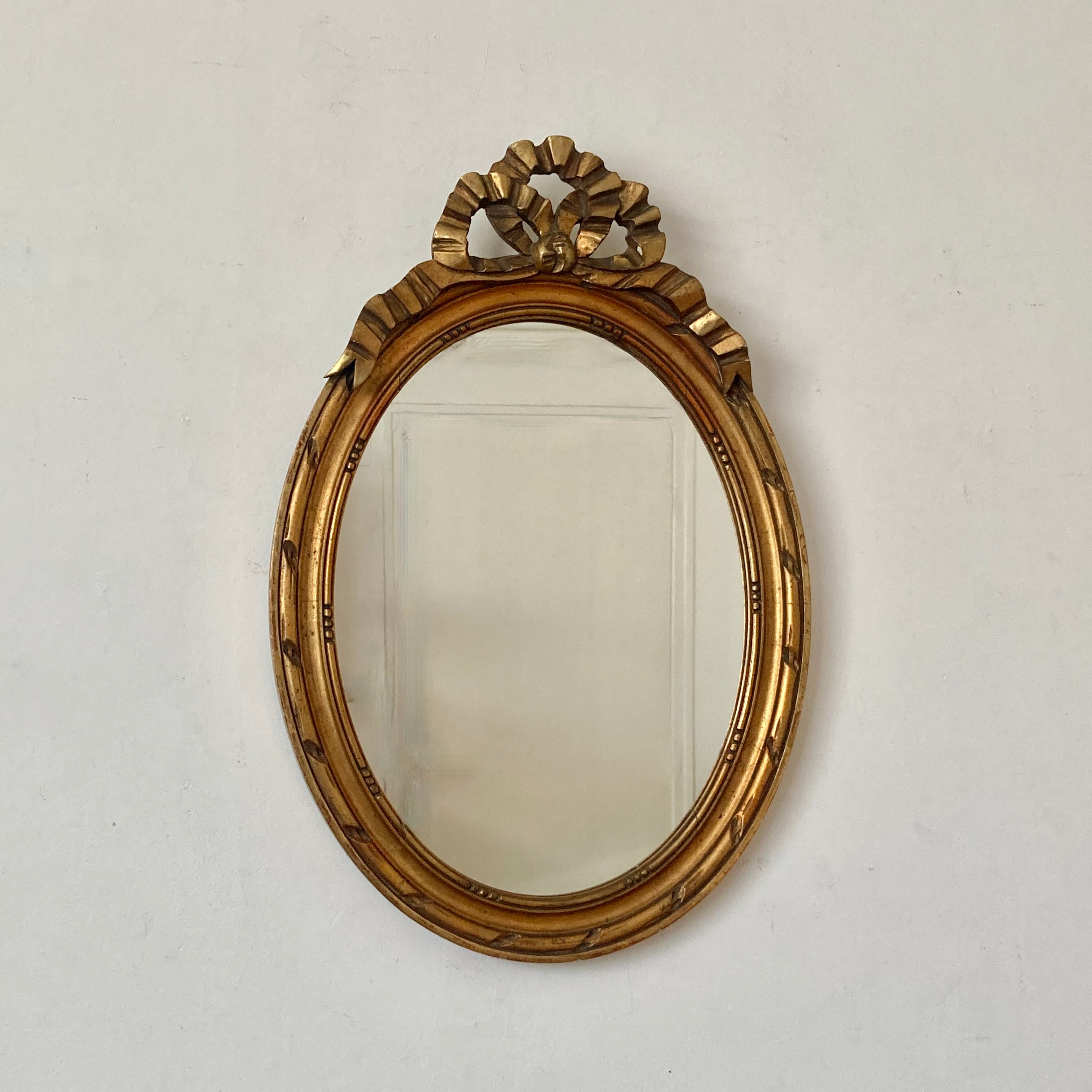 Miroir doré en bois