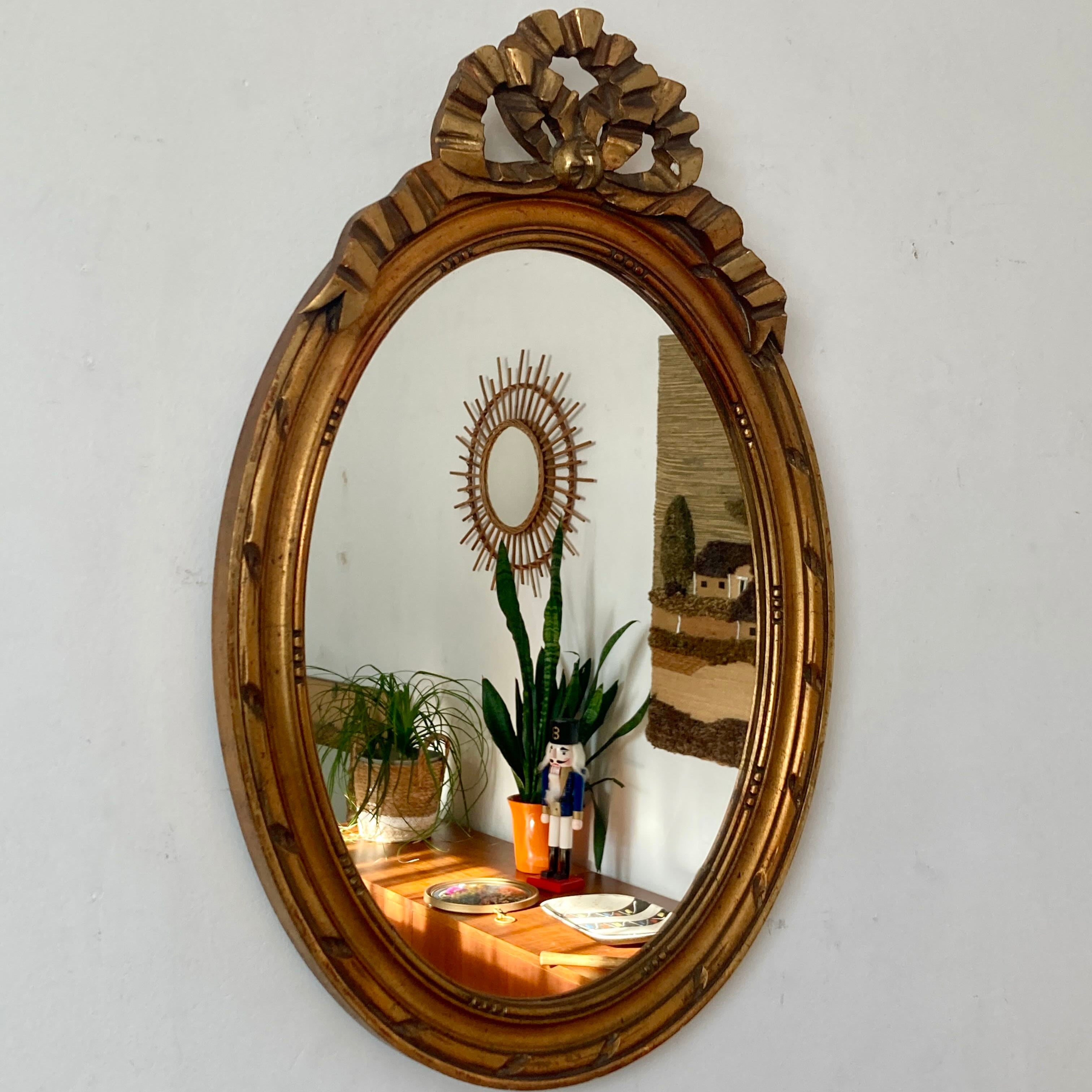 Miroir doré en bois