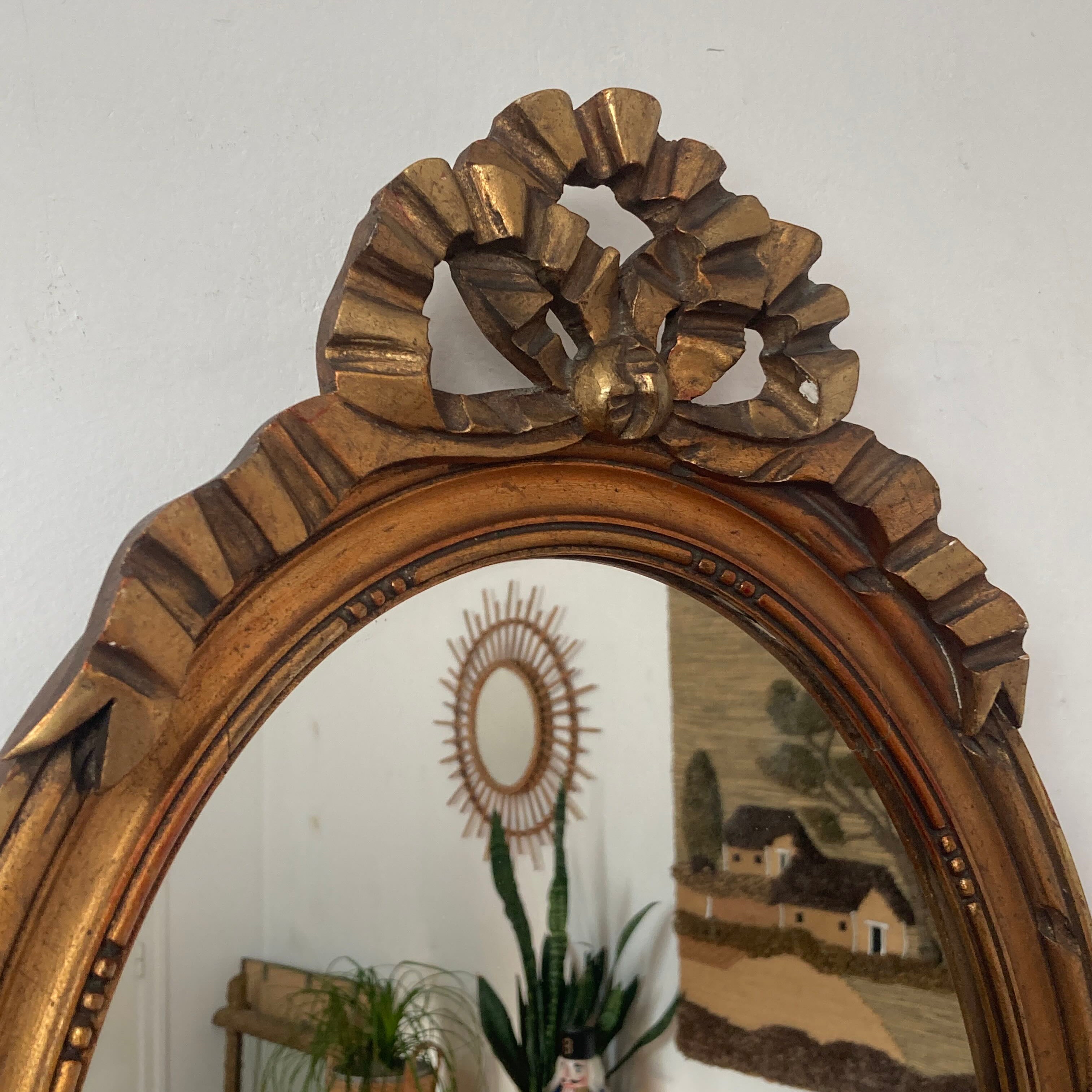 Miroir doré en bois