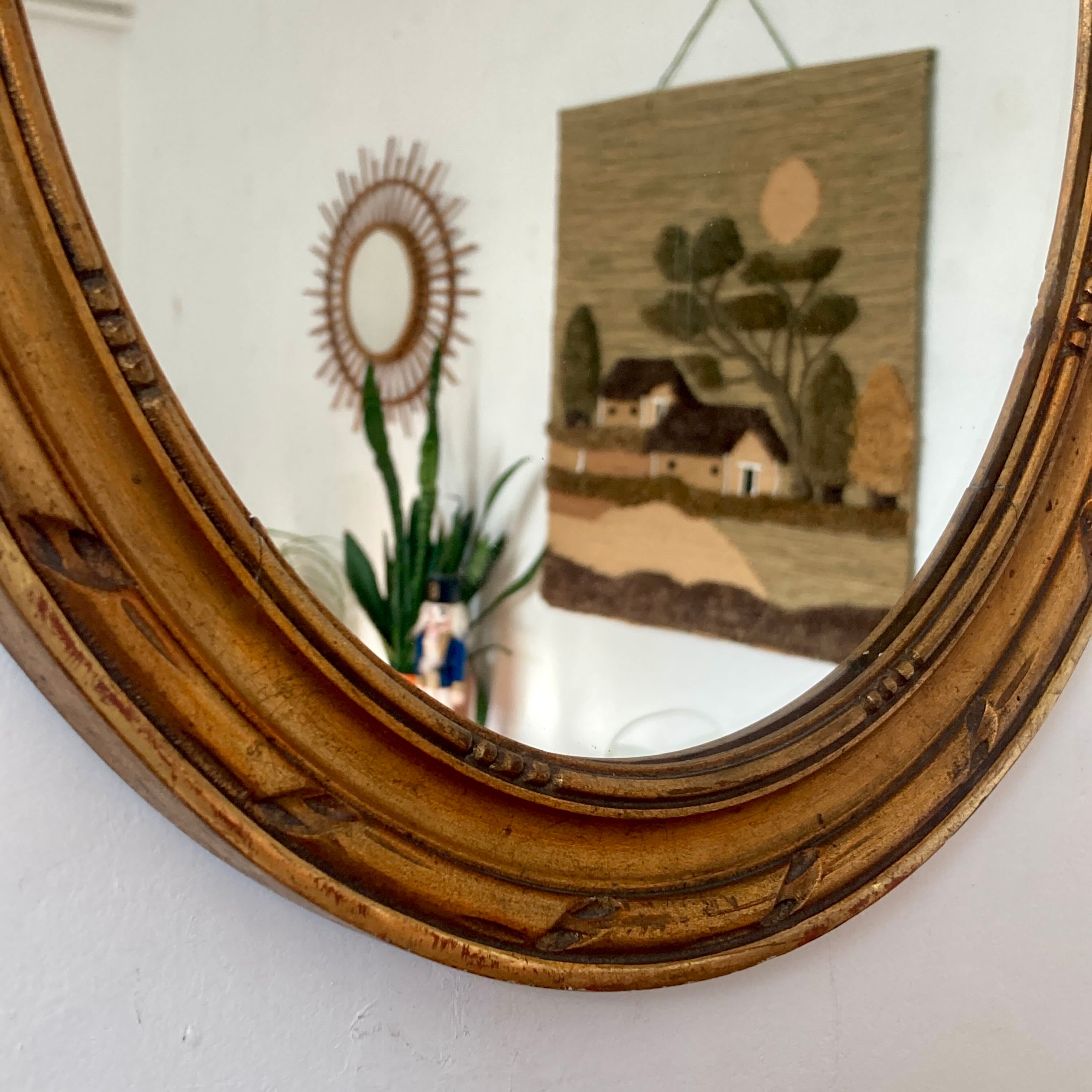 Miroir doré en bois