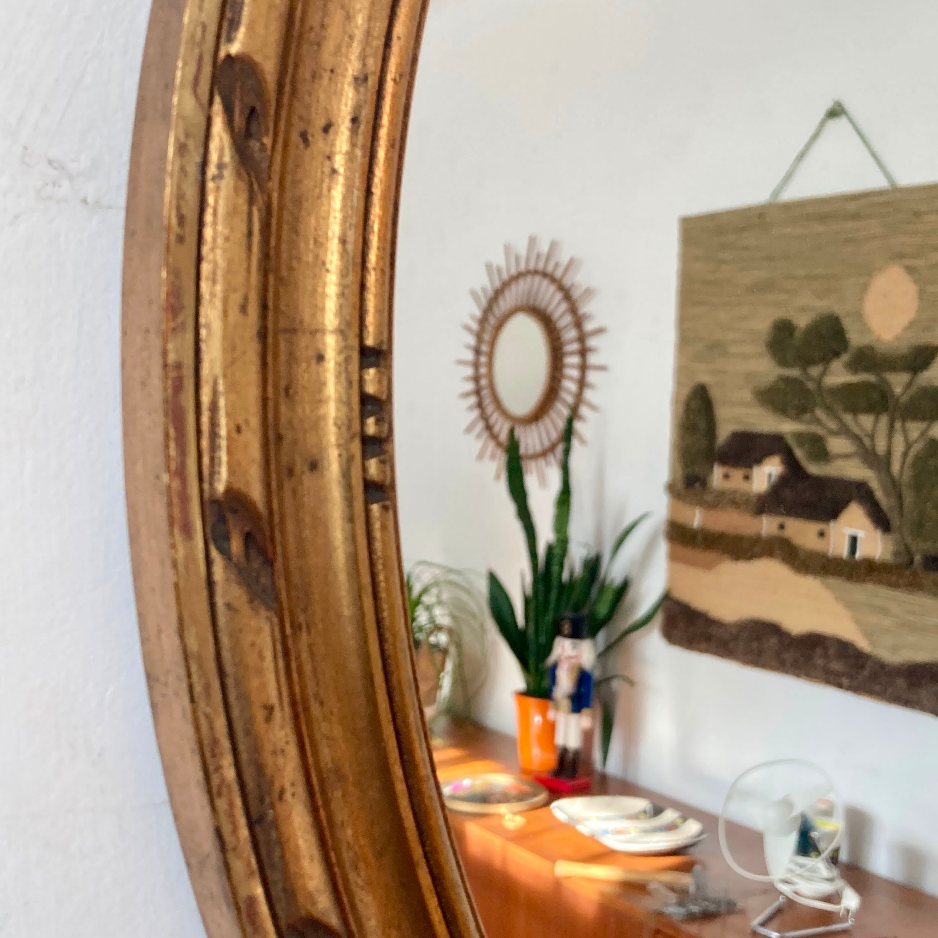 Miroir doré en bois