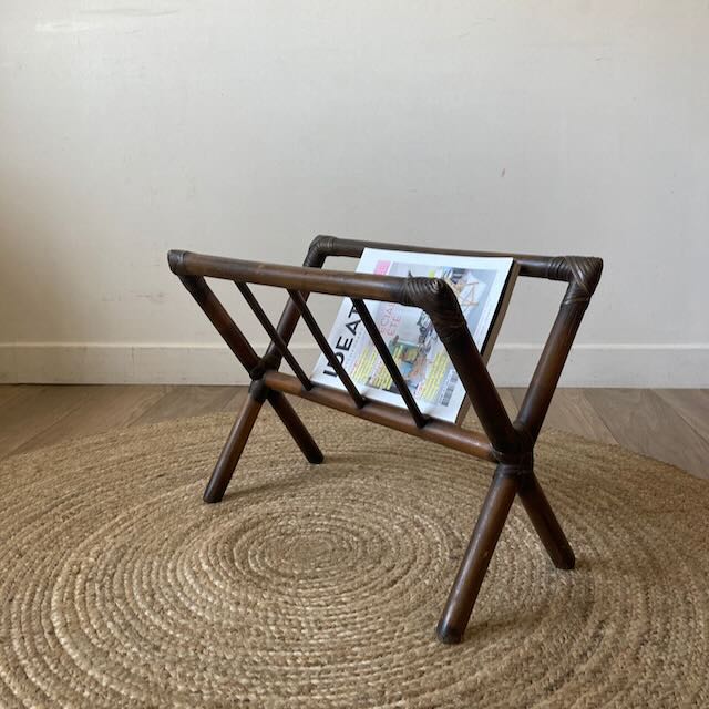 Porte-revues en rotin foncé