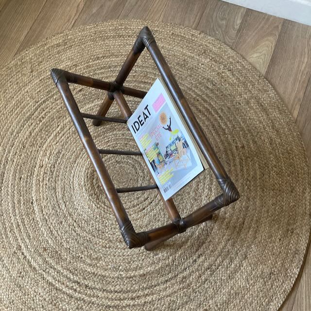 Porte-revues en rotin foncé