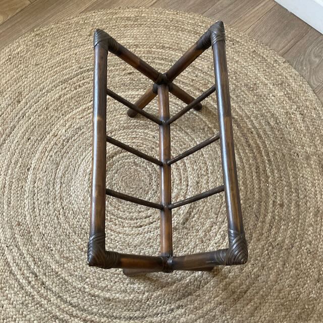 Porte-revues en rotin foncé