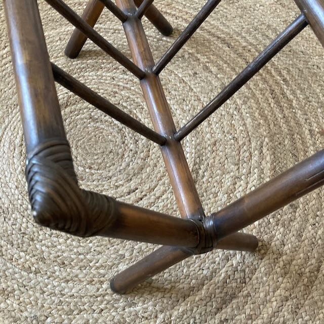 Porte-revues en rotin foncé