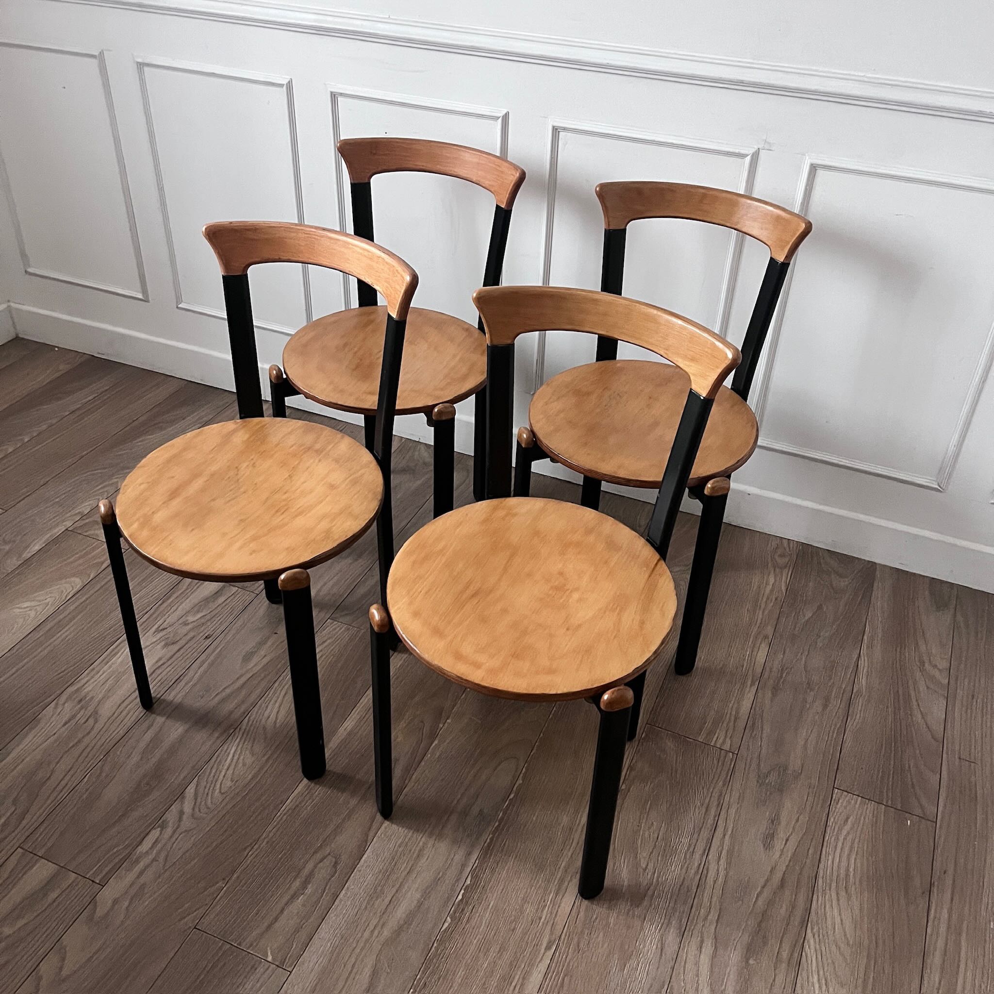 Chaises vintage en métal noir et bois