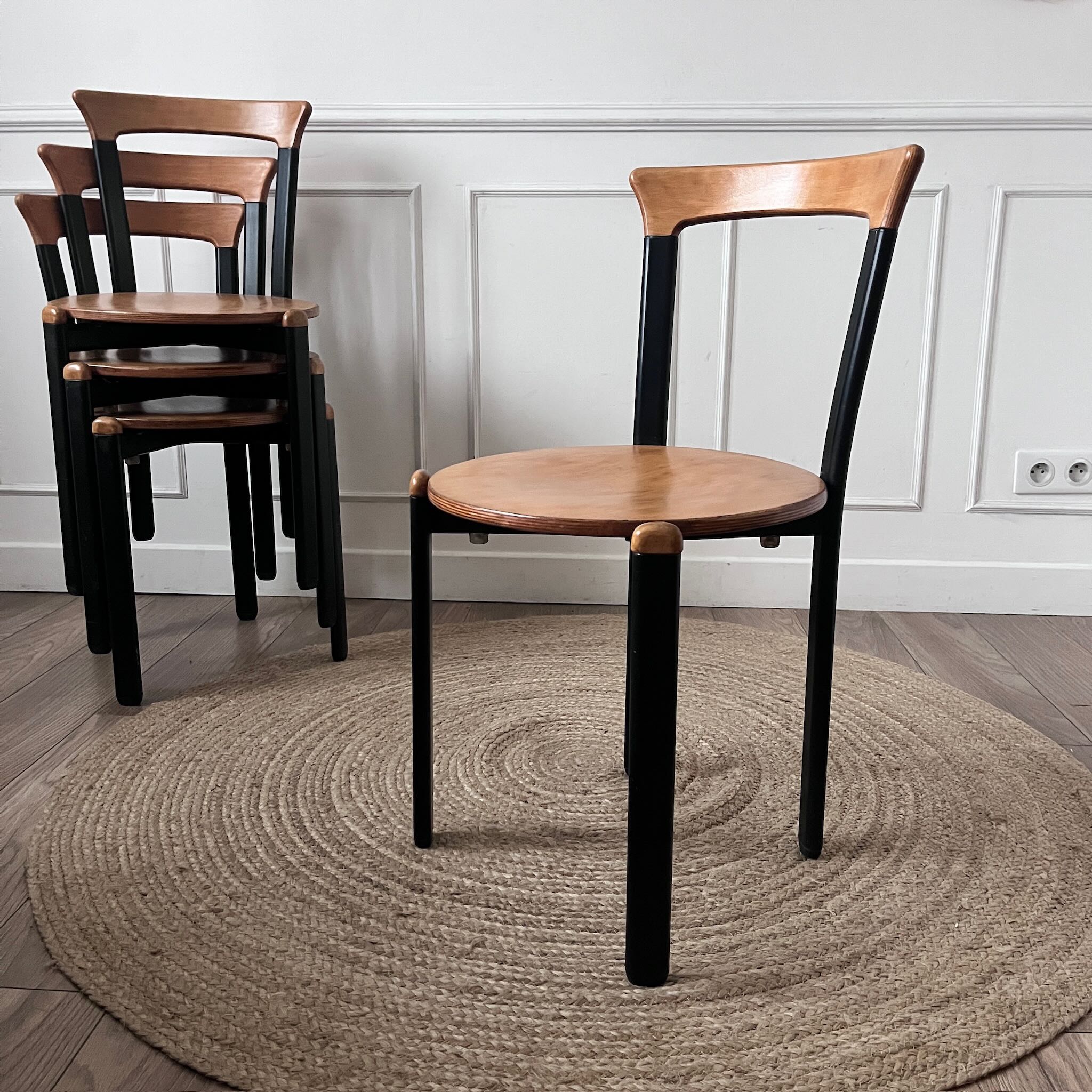 Chaises vintage en métal noir et bois