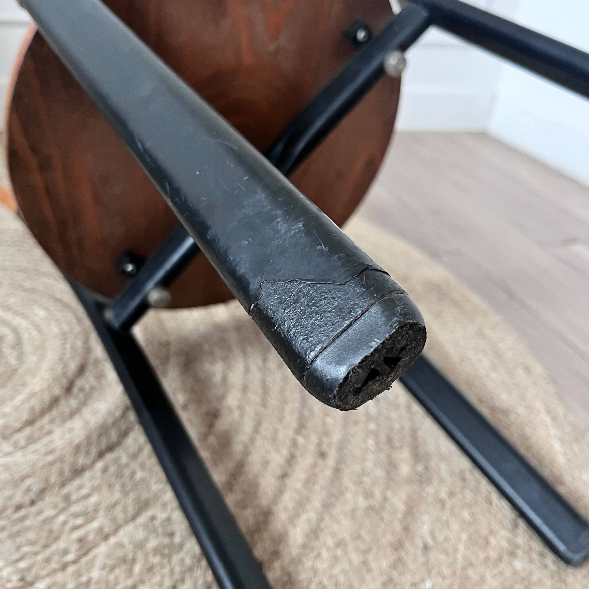Chaises vintage en métal noir et bois