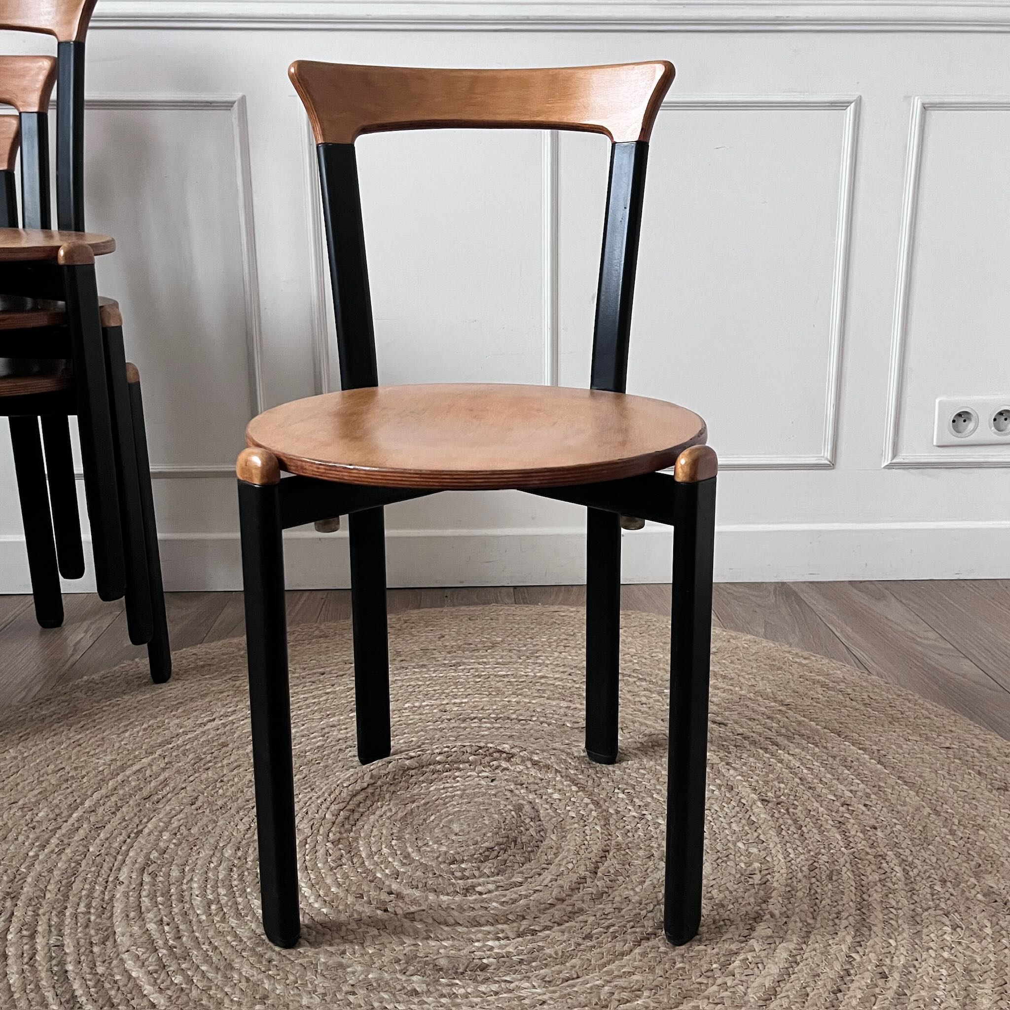 Chaises vintage en métal noir et bois