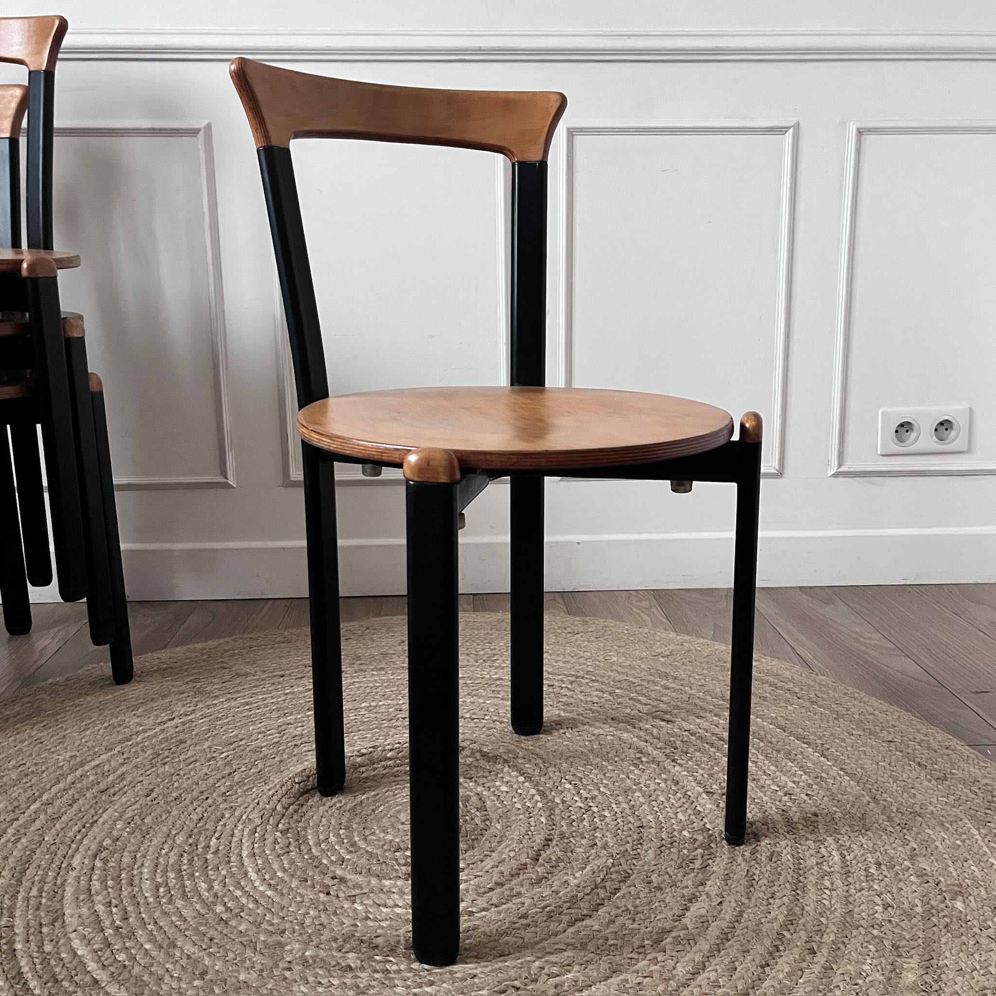 Chaises vintage en métal noir et bois