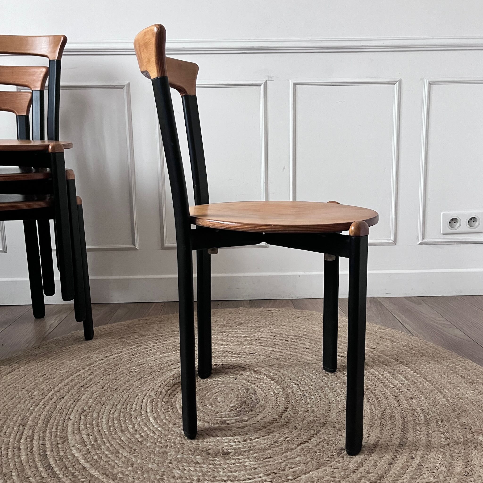 Chaises vintage en métal noir et bois