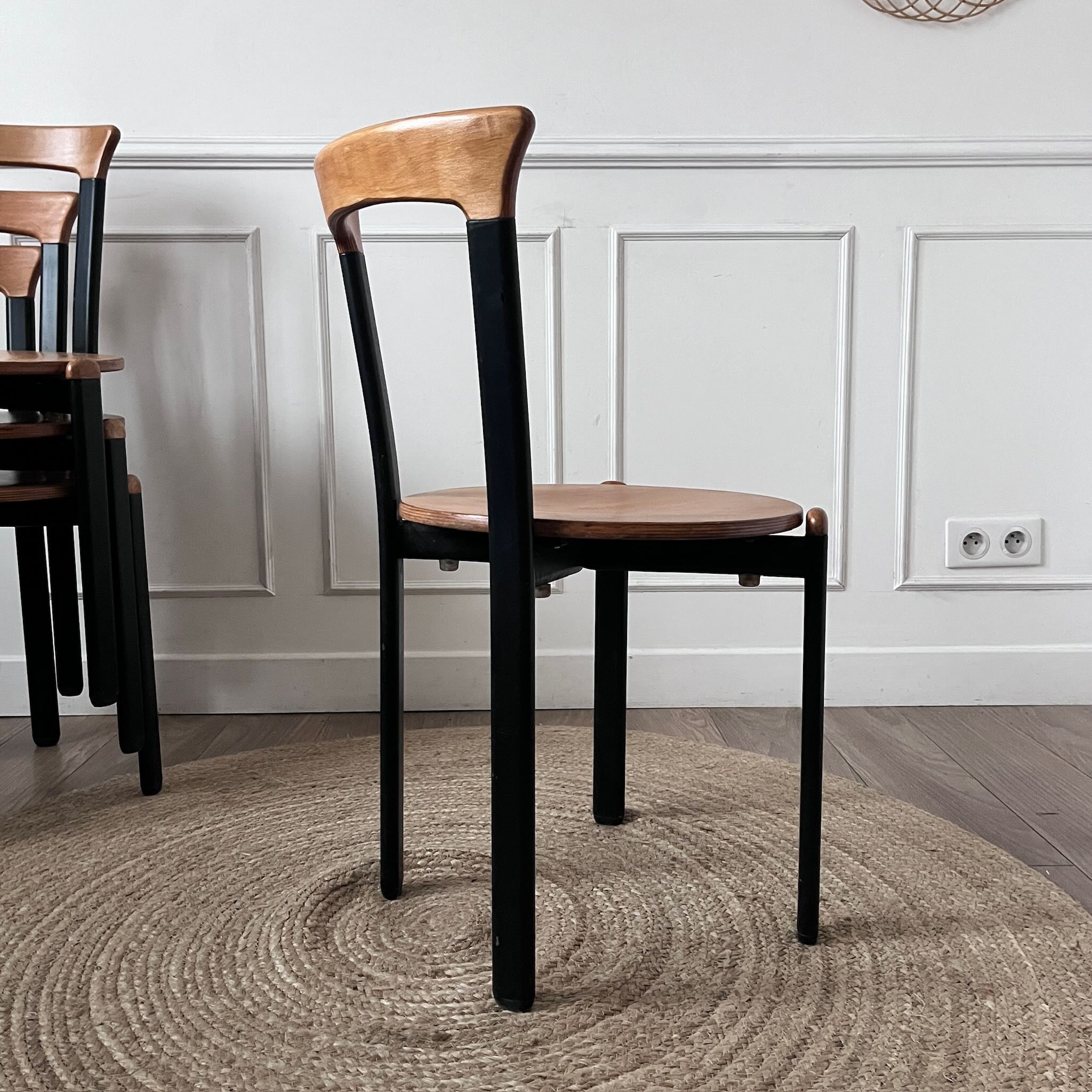 Chaises vintage en métal noir et bois