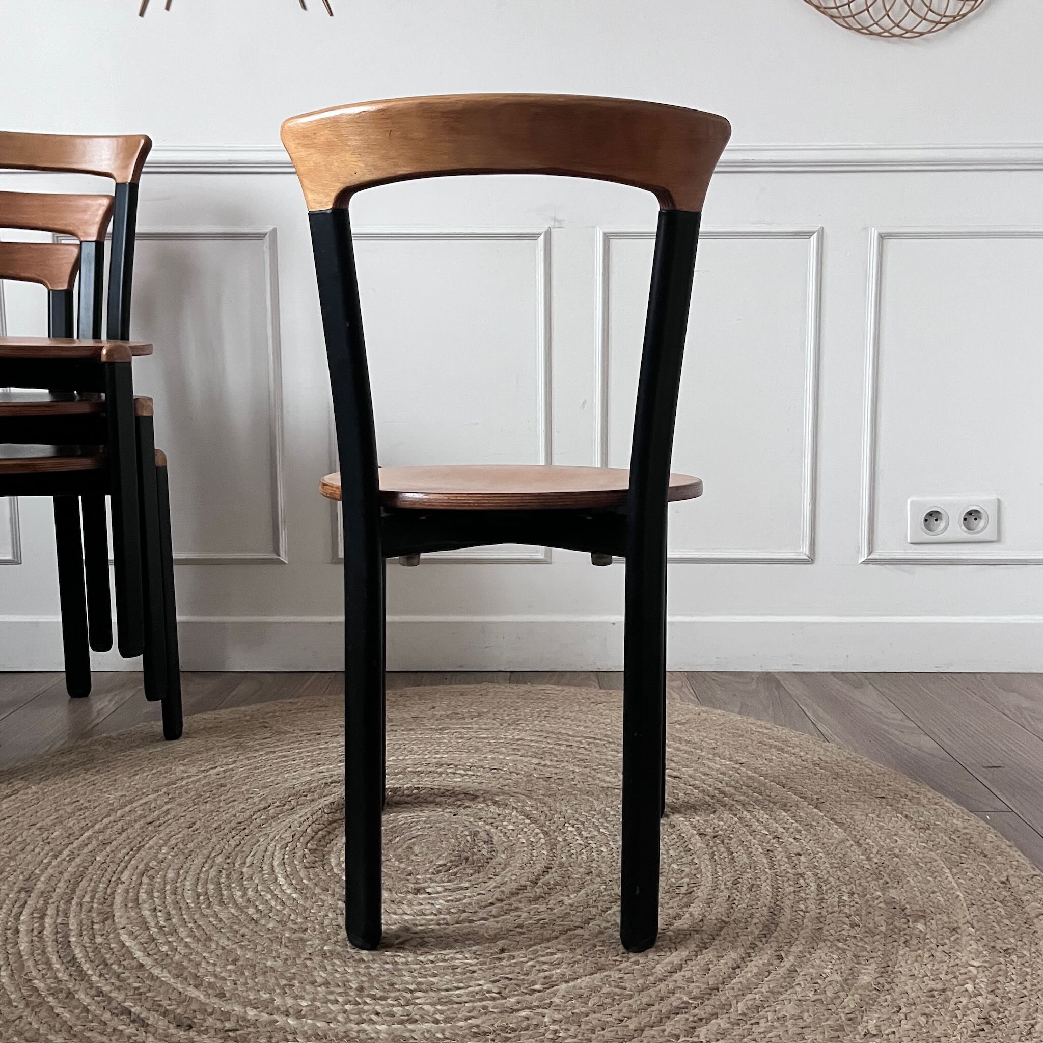 Chaises vintage en métal noir et bois