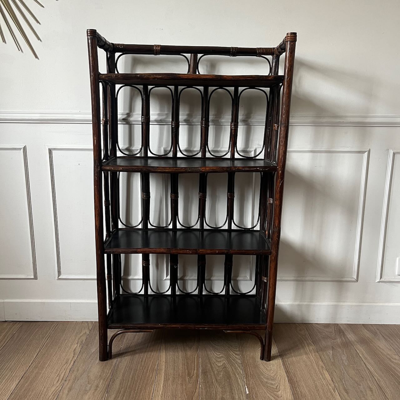 Etagère en rotin et plateaux noirs