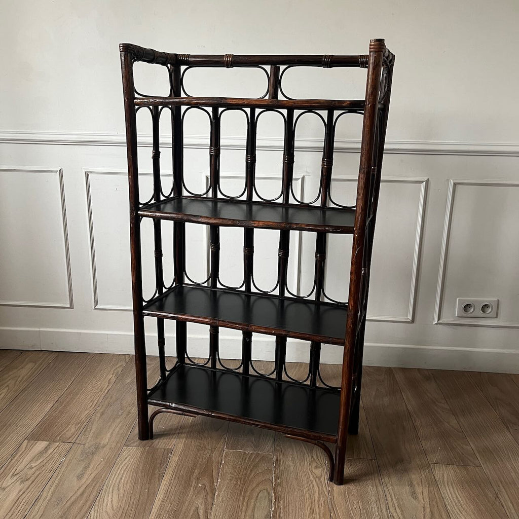 Etagère en rotin et plateaux noirs