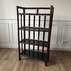 Etagère en rotin et plateaux noirs