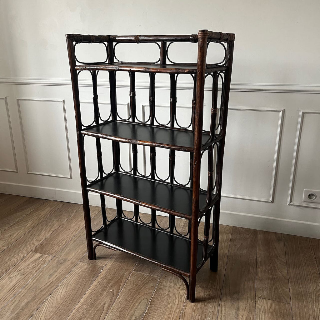 Etagère en rotin et plateaux noirs