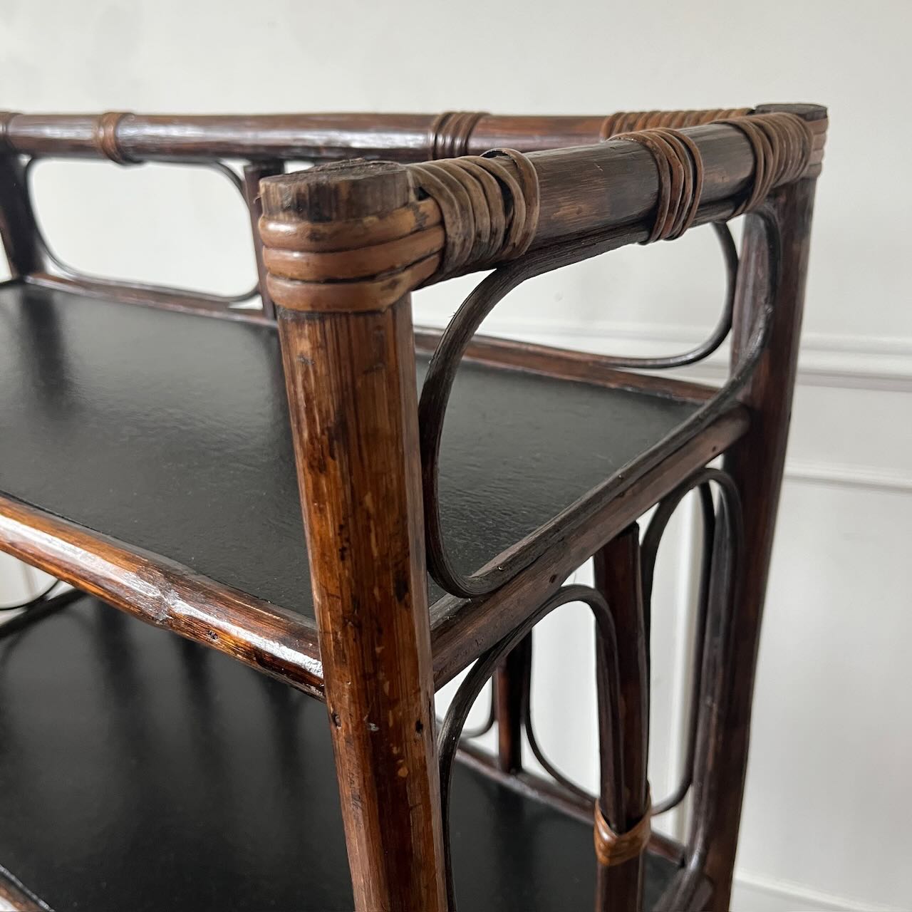 Etagère en rotin et plateaux noirs