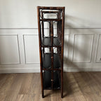 Etagère en rotin et plateaux noirs