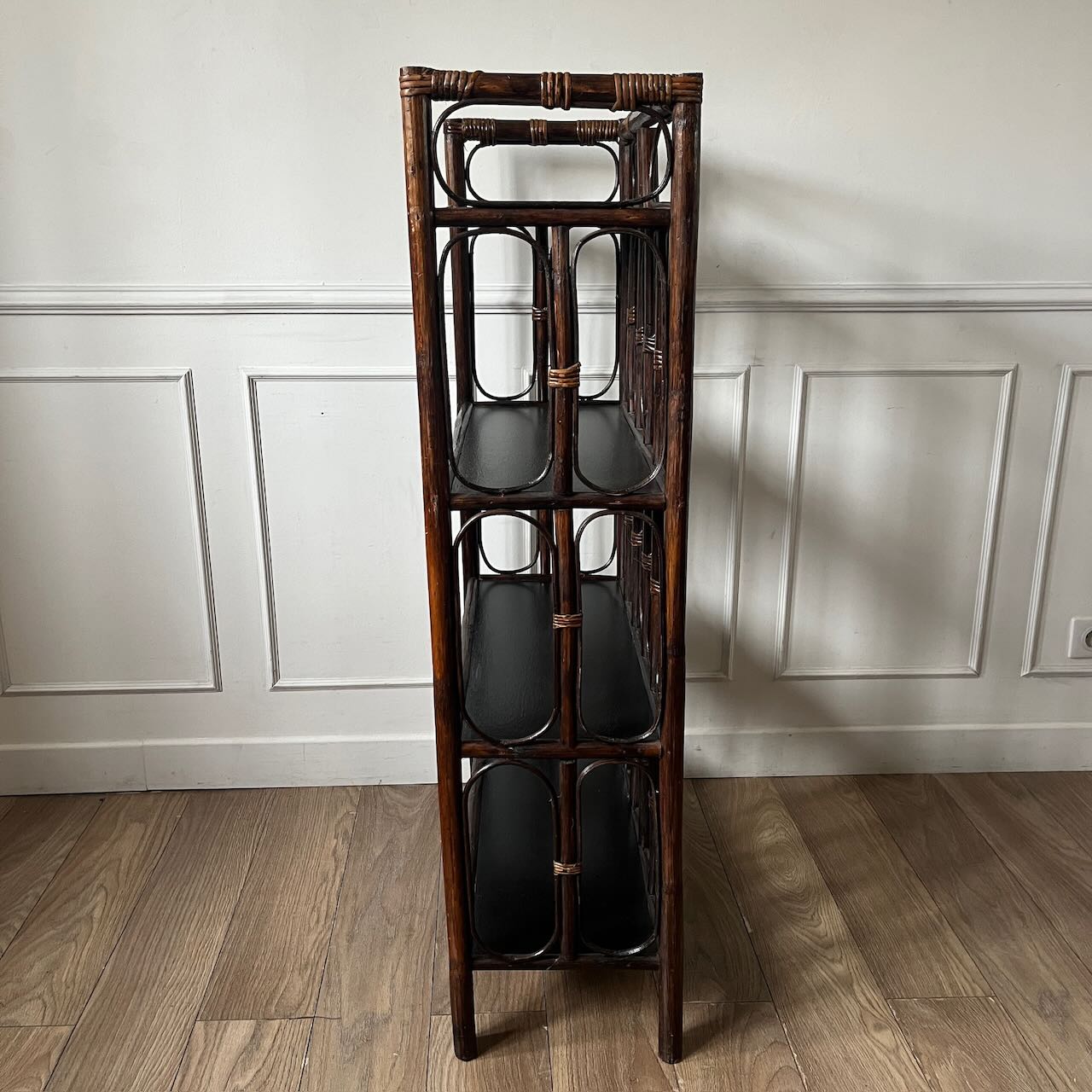 Etagère en rotin et plateaux noirs