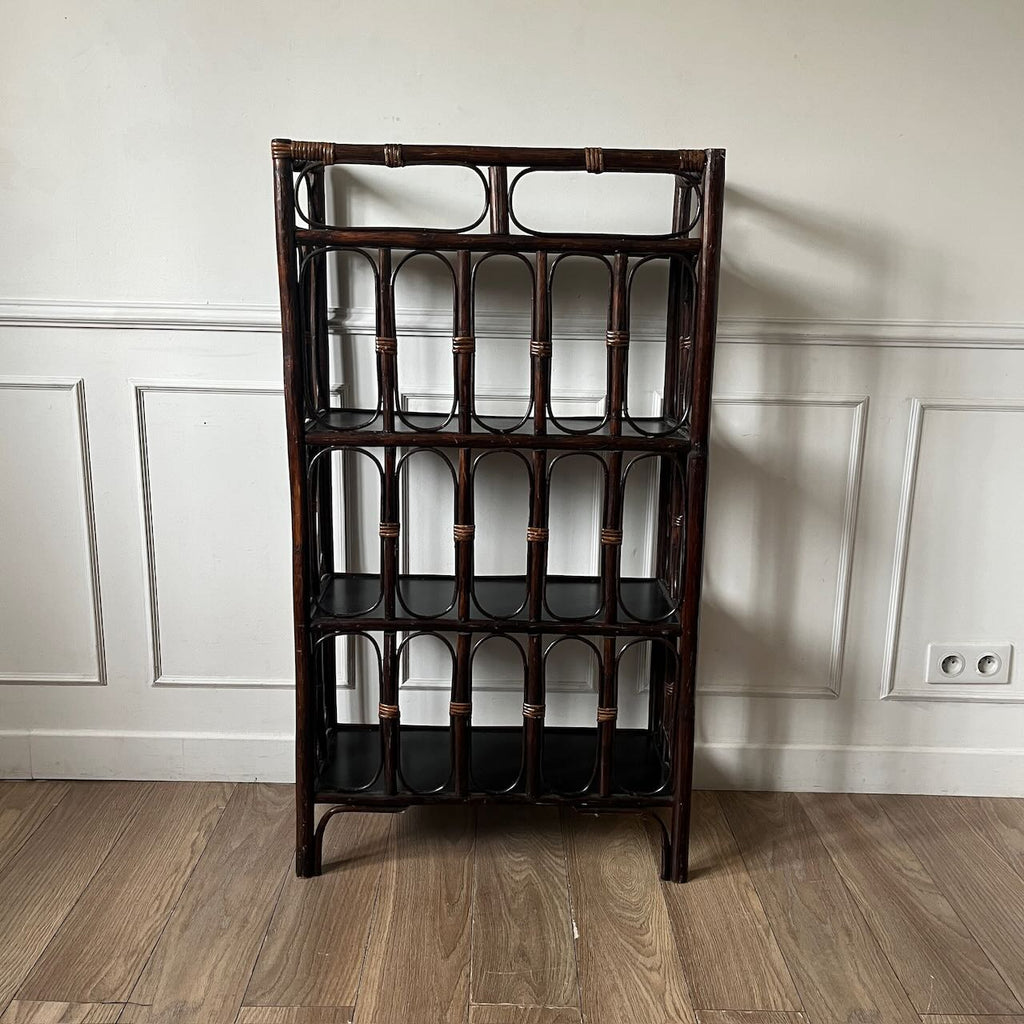 Etagère en rotin et plateaux noirs
