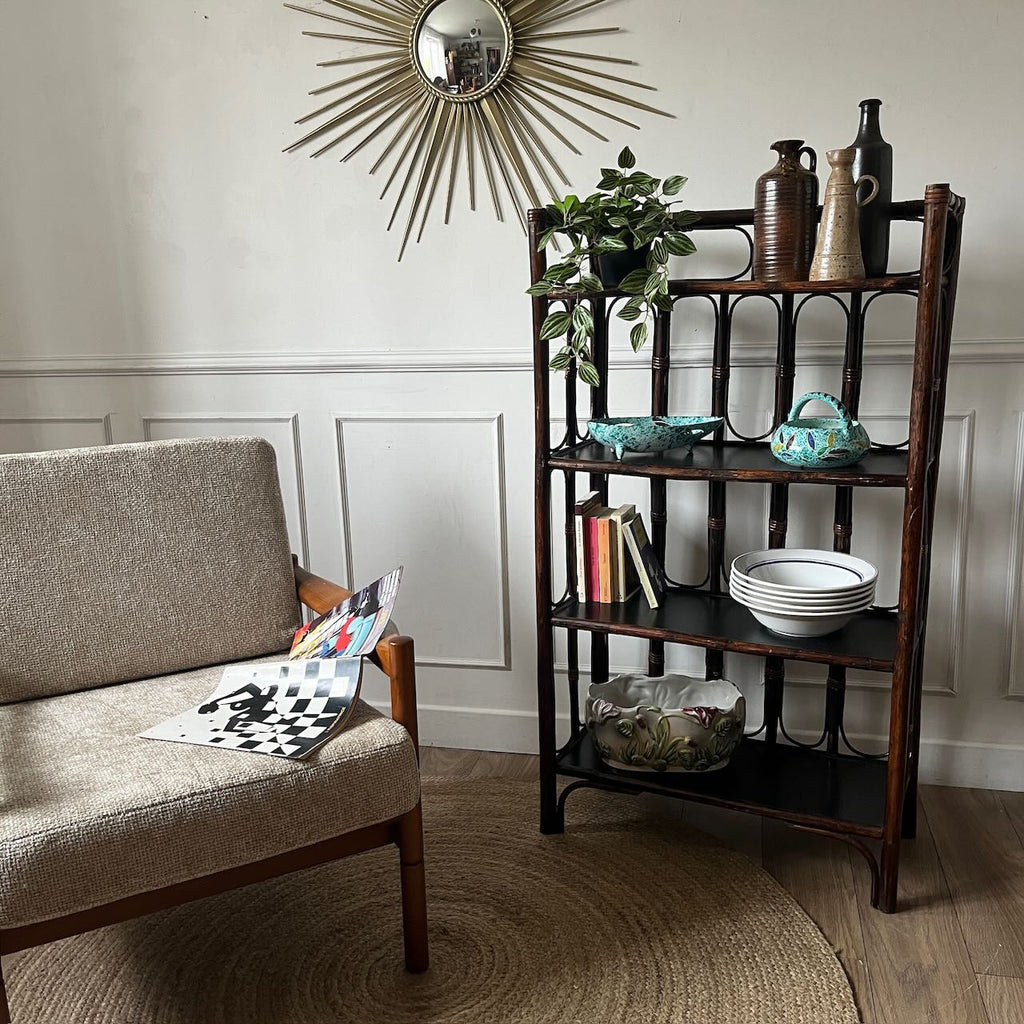 Etagère en rotin et plateaux noirs