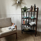 Etagère en rotin et plateaux noirs