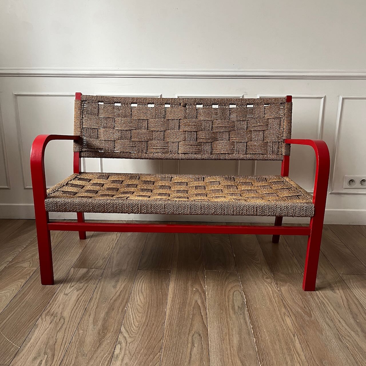 Banc vintage en bois rouge et corde