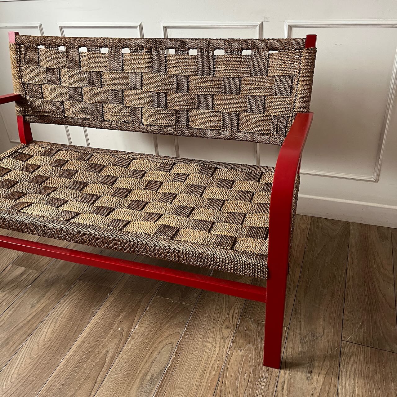 Banc vintage en bois rouge et corde