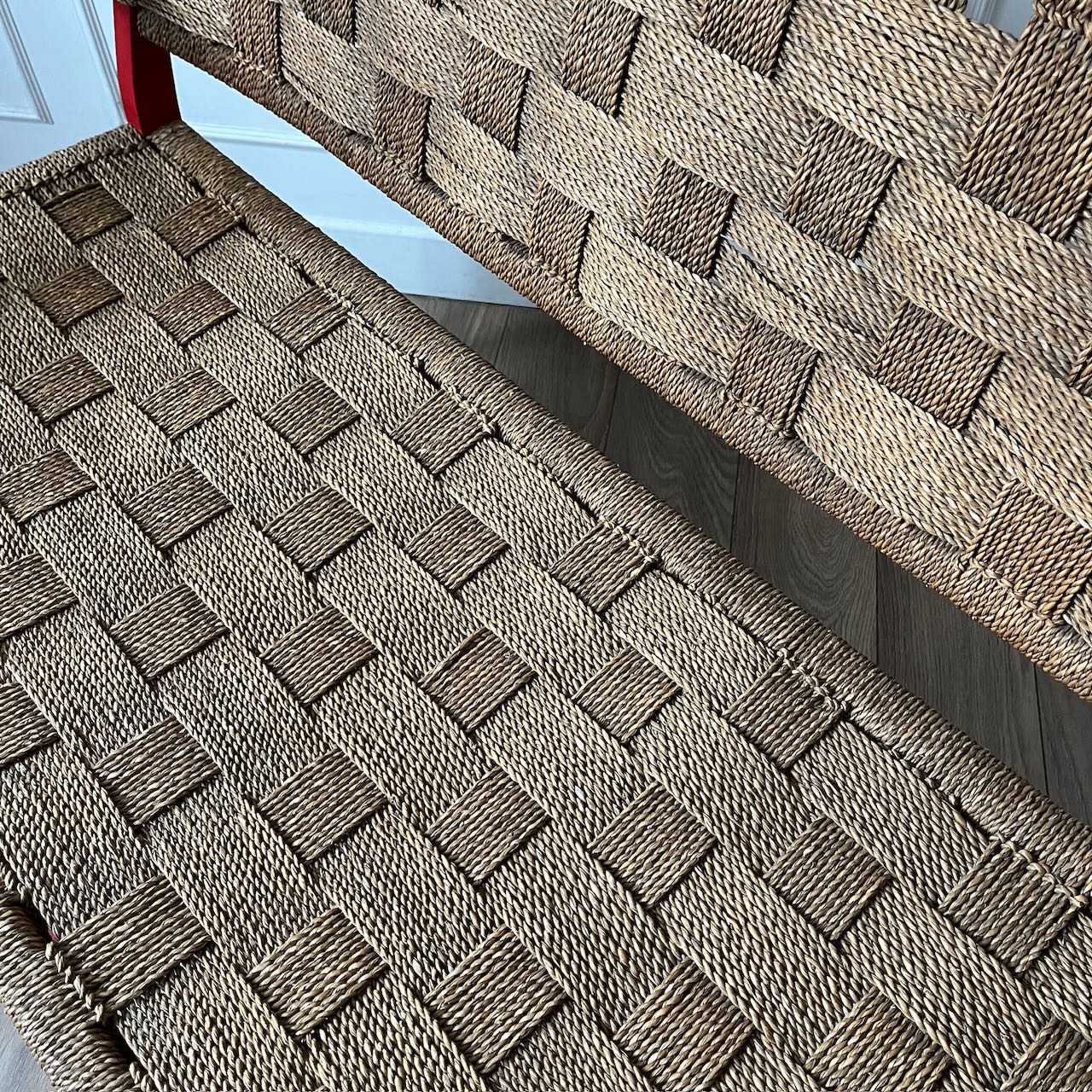 Banc vintage en bois rouge et corde