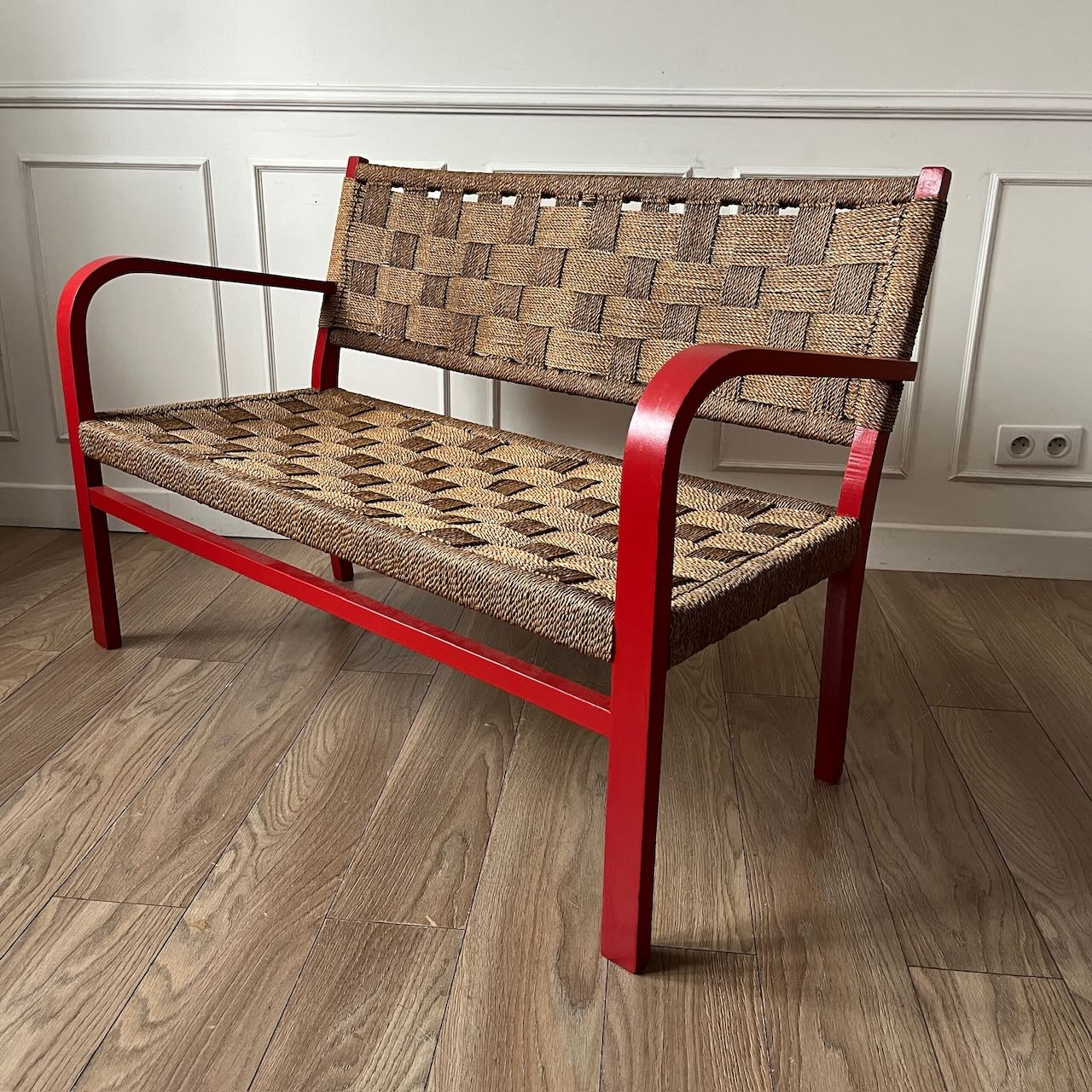 Banc vintage en bois rouge et corde