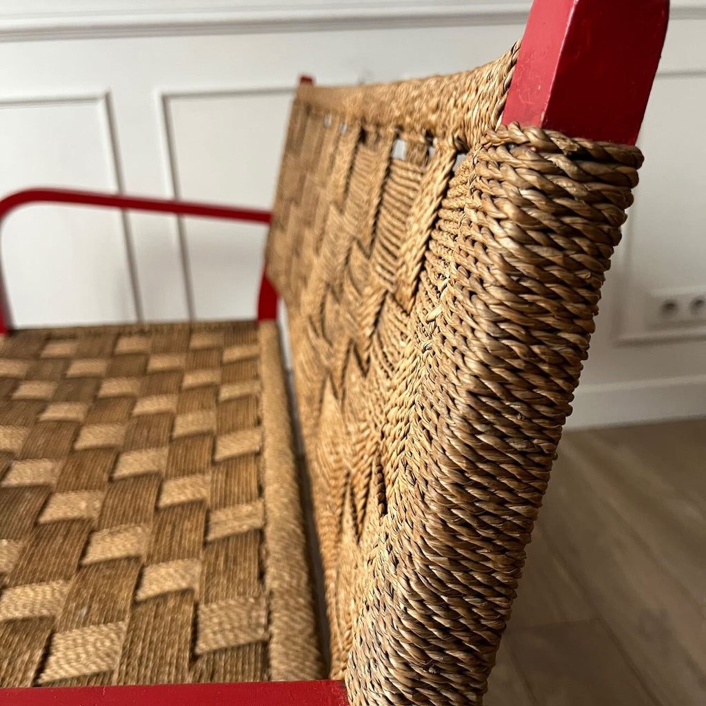 Banc vintage en bois rouge et corde