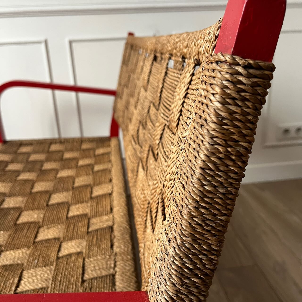 Banc vintage en bois rouge et corde