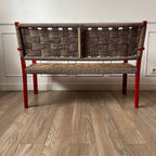 Banc vintage en bois rouge et corde