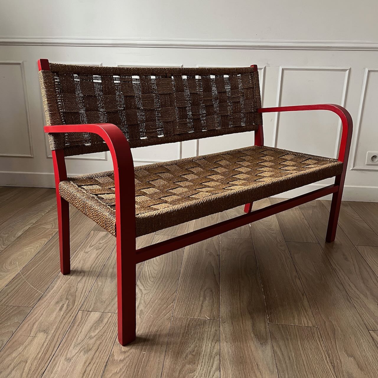 Banc vintage en bois rouge et corde