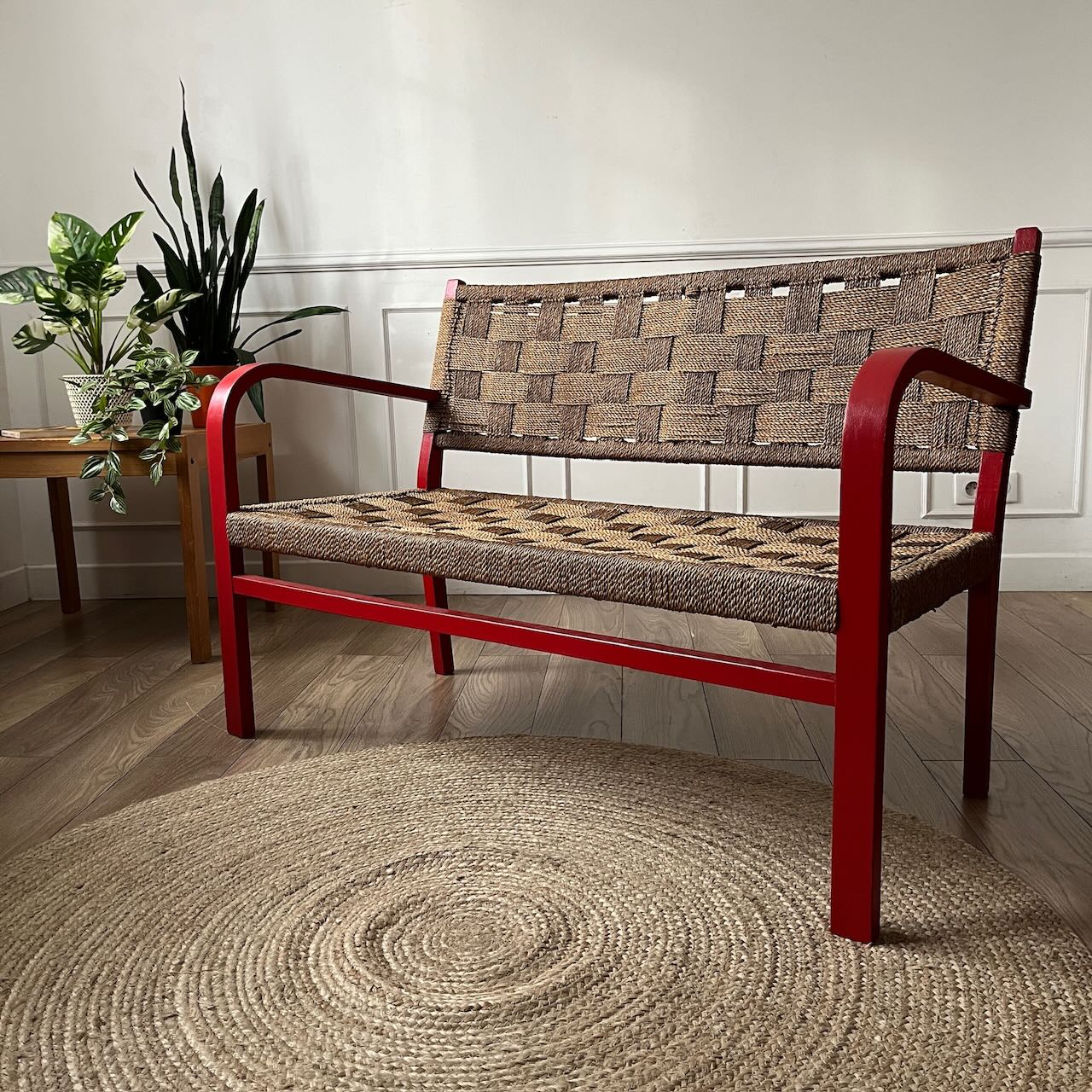 Banc vintage en bois rouge et corde
