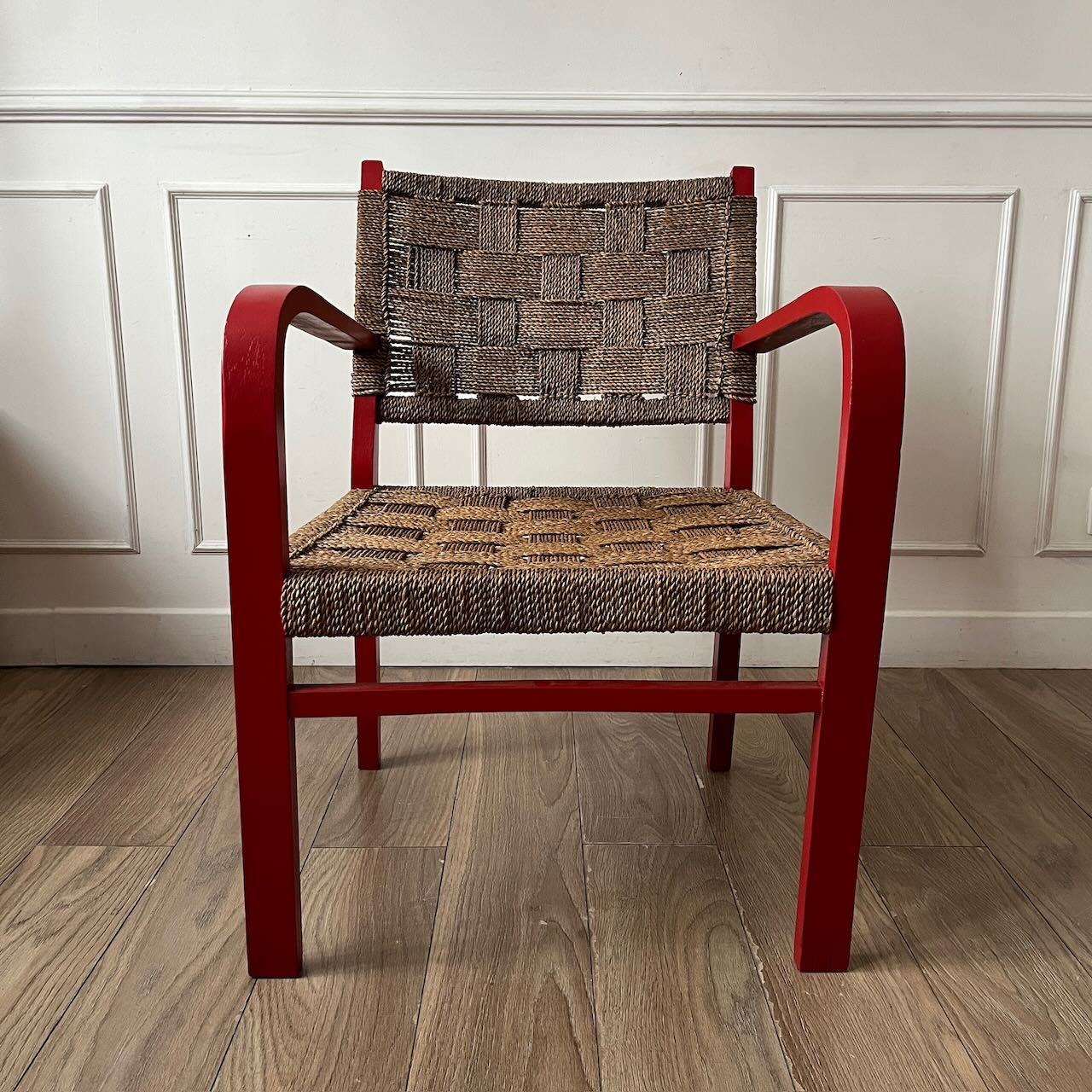 Fauteuil vintage en bois rouge et corde