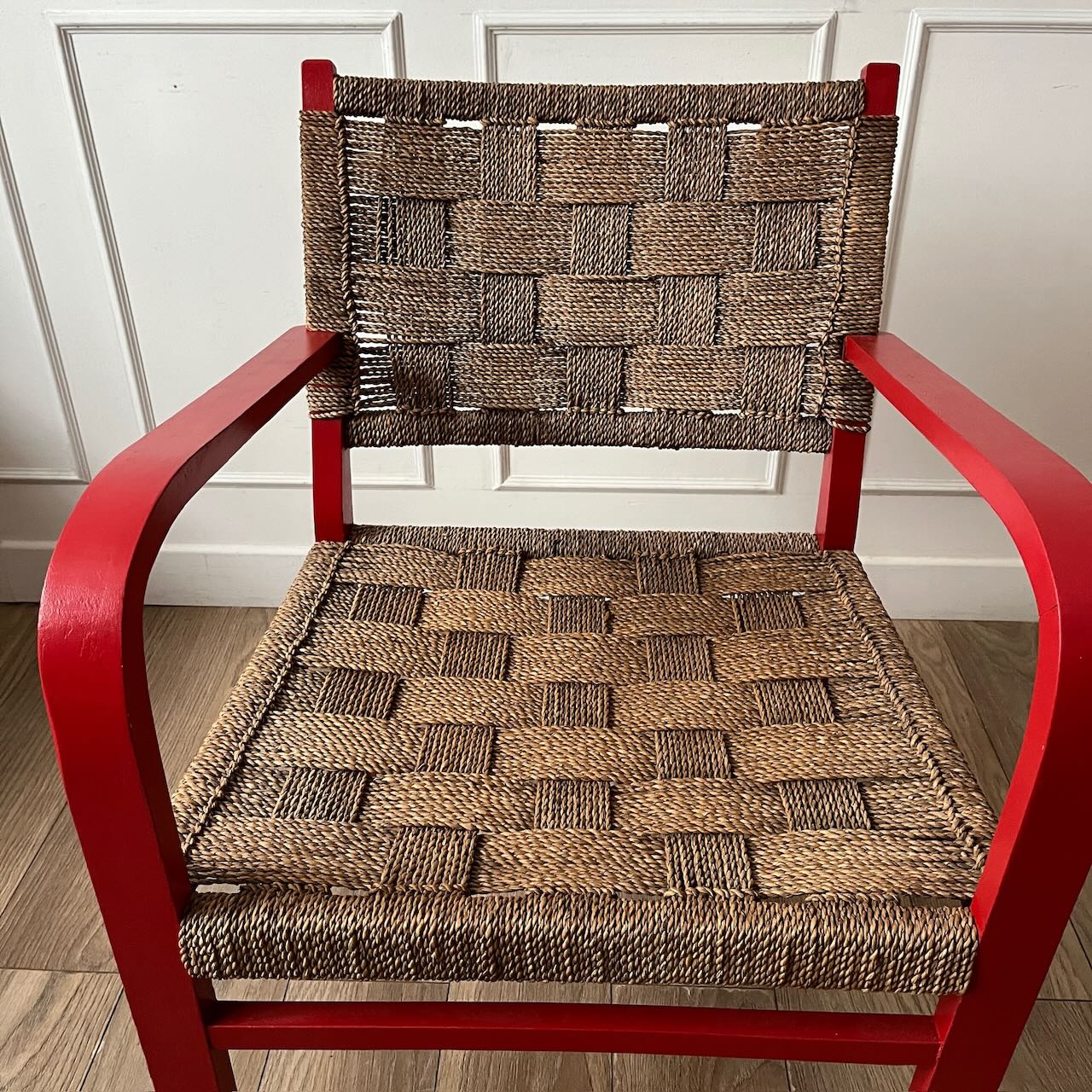 Fauteuil vintage en bois rouge et corde
