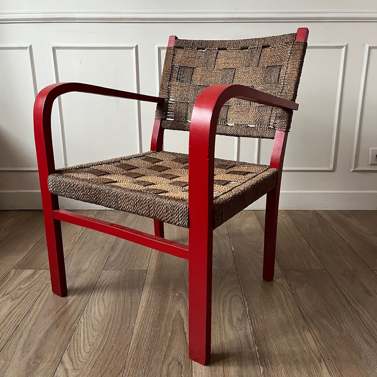 Fauteuil vintage en bois rouge et corde
