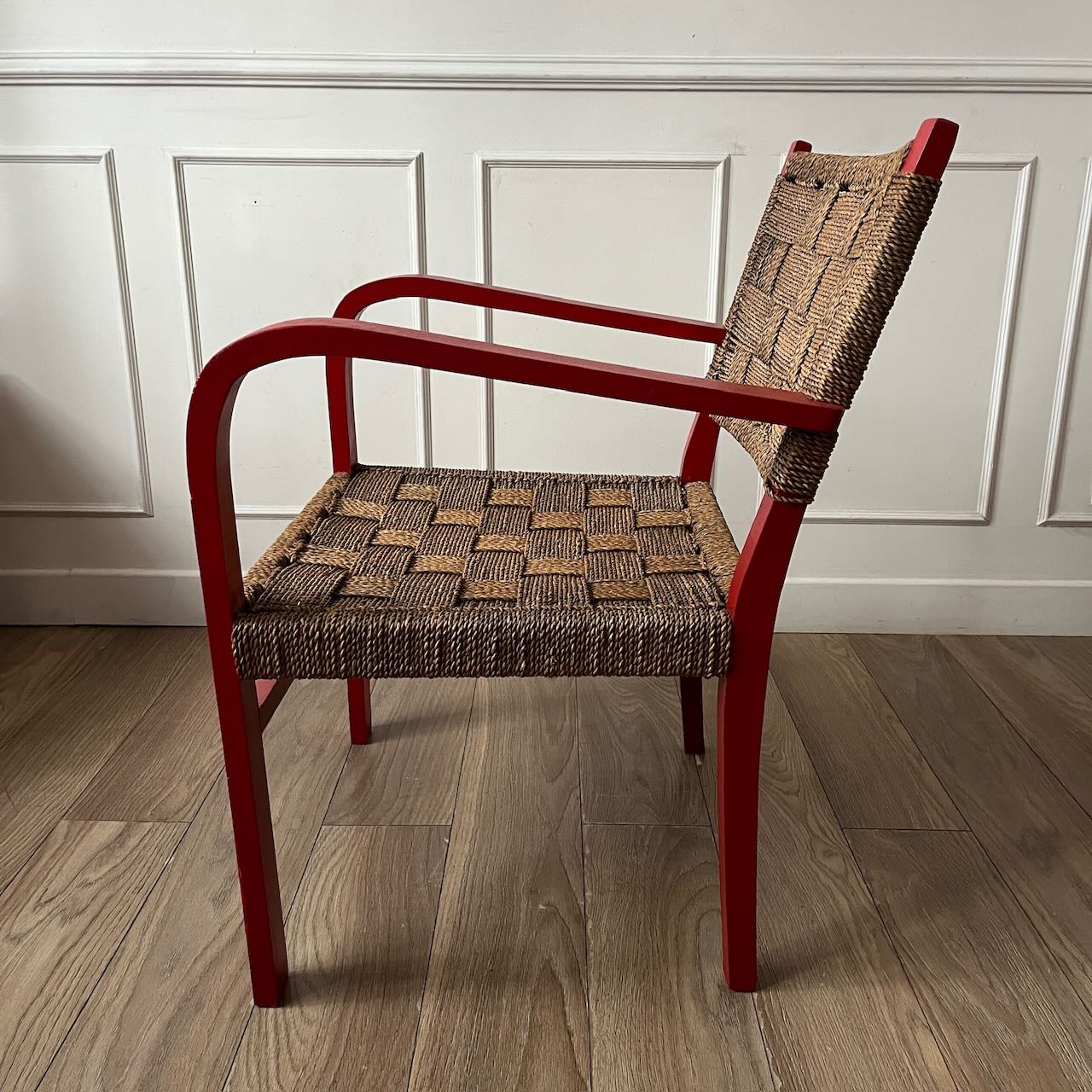 Fauteuil vintage en bois rouge et corde