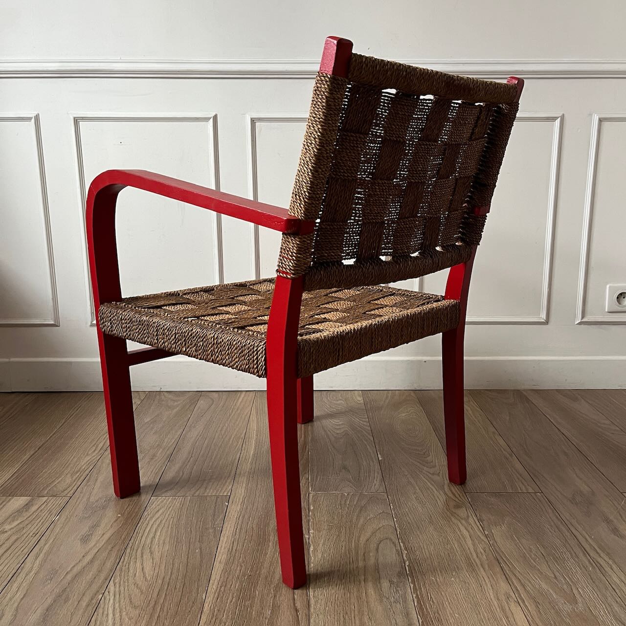 Fauteuil vintage en bois rouge et corde