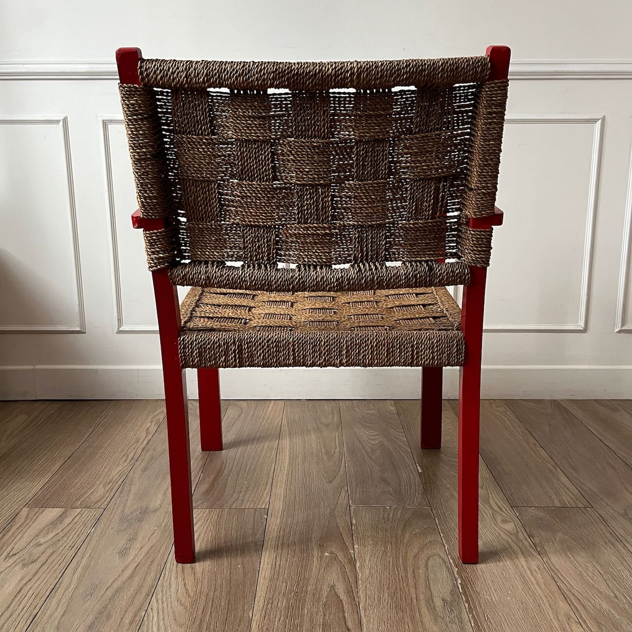 Fauteuil vintage en bois rouge et corde