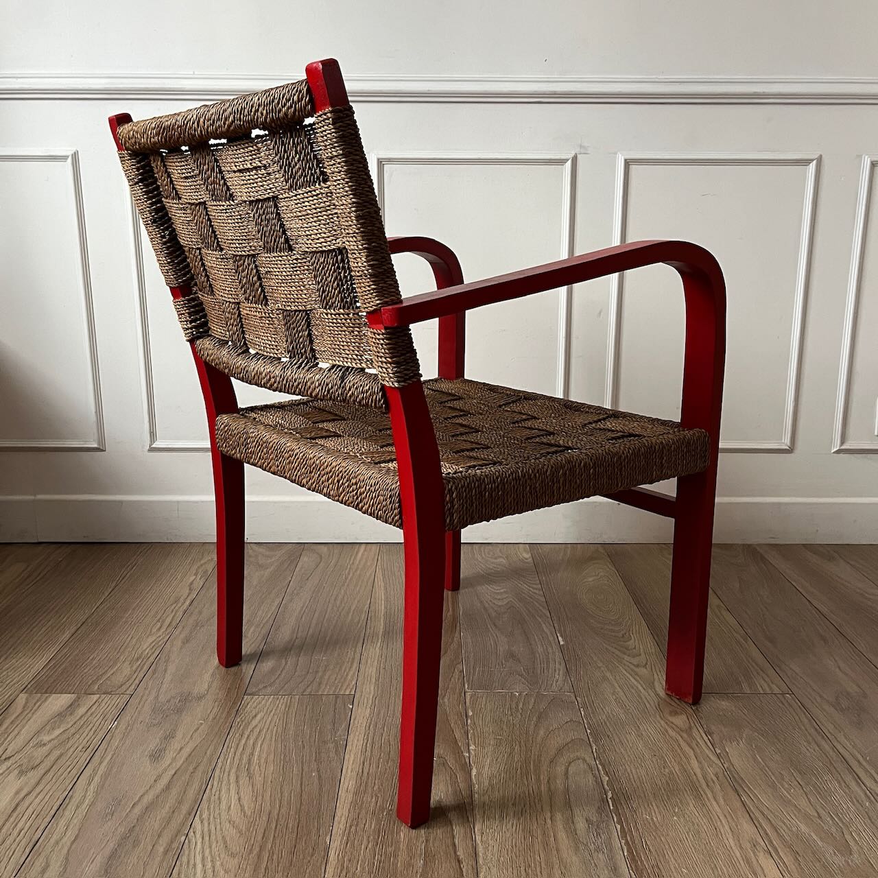 Fauteuil vintage en bois rouge et corde