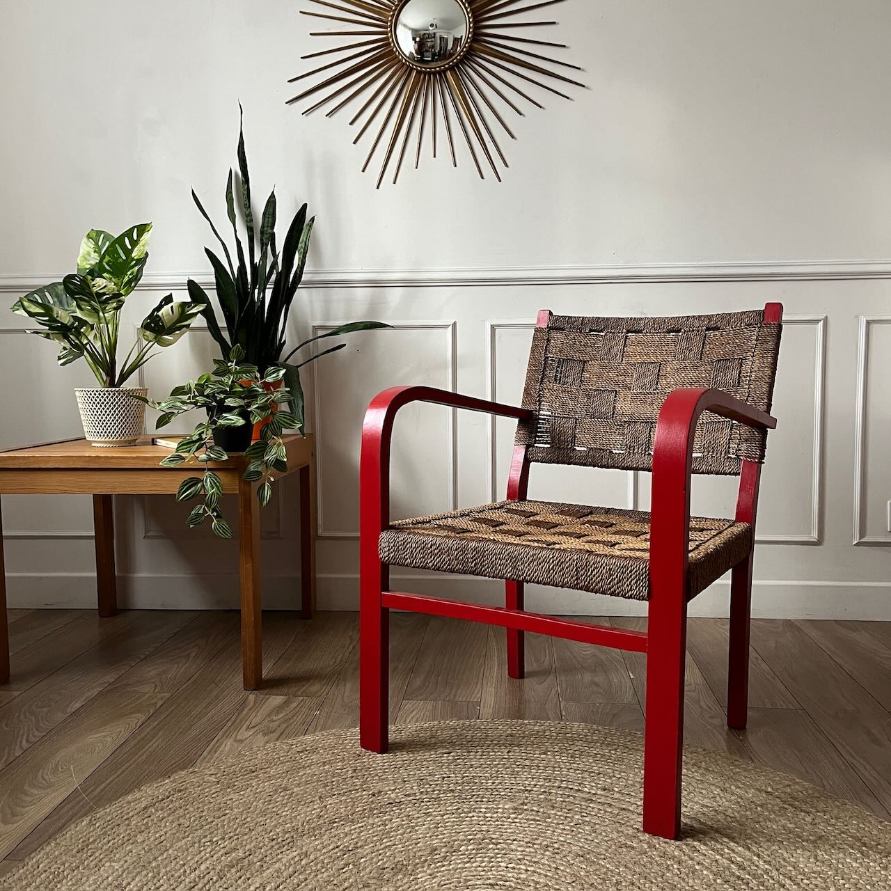 Fauteuil vintage en bois rouge et corde